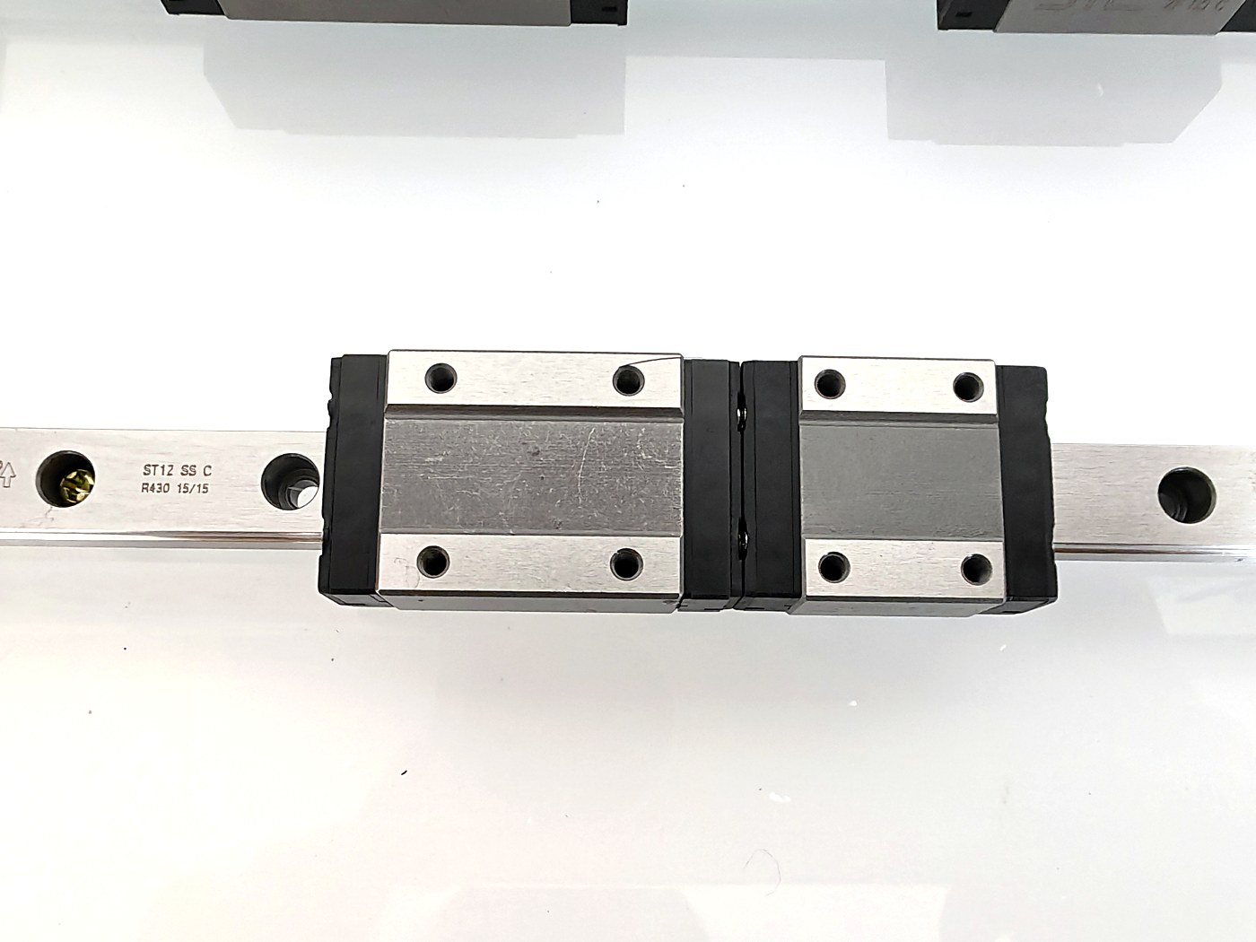 Two DDJ carriages mounted on one miniature rail